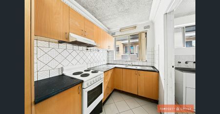 3 Bedroom unit in convenient location - Photo 3