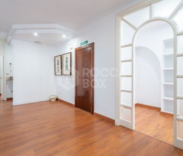Rental office in La Malagueta, located in one of the most exclusive and demanded areas of Malaga, ideal for companies, professional offices or any activity that seeks breadth, comfort and excellent location. - Photo 1
