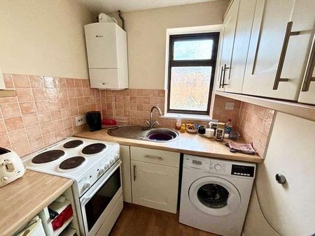 Surrey, Staines-upon-thames, TW18 - Photo 4