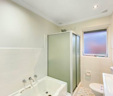 Spacious Top Floor 2 Bedroom Apartment - Photo 5