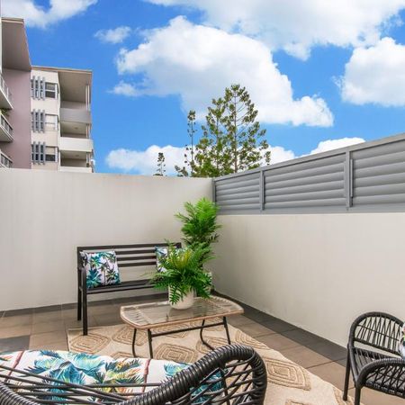 GROUND FLOOR APARTMENT WITH SPACIOUS OUTDOOR LIVING - Photo 5