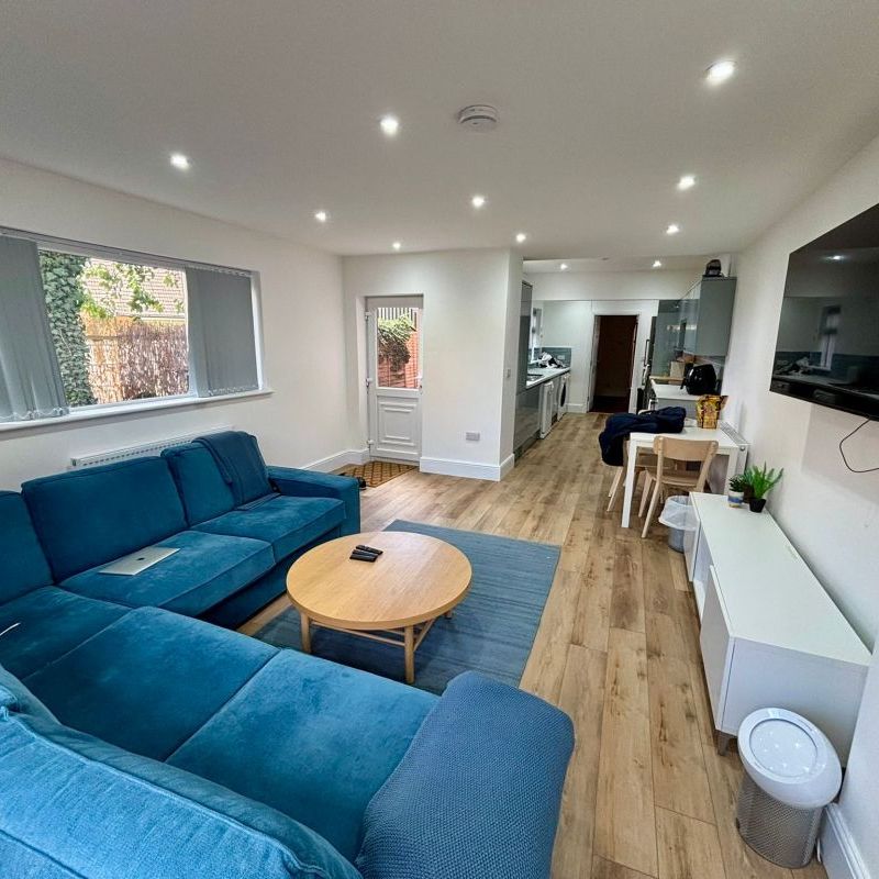 1 Oliver Road- Stunning 7 Bed Student Home & Un-Expectedly Re-OfferedLoughborough - Photo 1