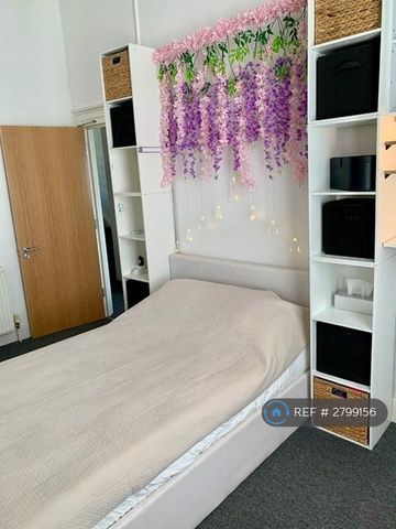 1 bedroom in a house share to rent - Photo 5