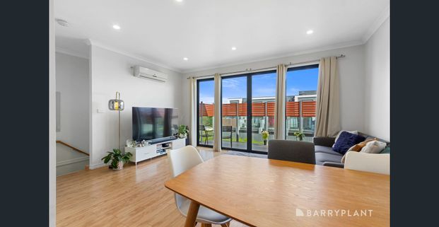 Modern Luxury Living: 3 Bed, 2 Bath Town Residence in Mount Waverley - Photo 1