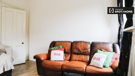 Large room to rent in 7-bedroom flat in Stoneybatter, Dublin - Photo 5