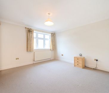 Detached House to rent - Bird In Hand Lane, Bromley, BR1 - Photo 5