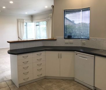 This is a stunning executive home, welcomed through the entrance wa... - Photo 6