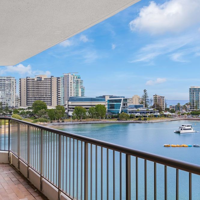 HABOURSIDE WATERFRONT APARTMENT - FURNISHED - Photo 1