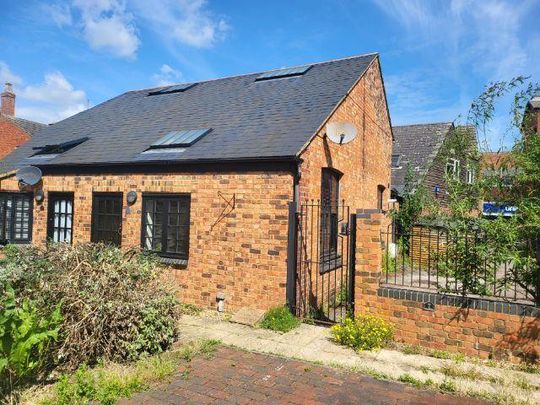 1 bedroom mews to rent - Photo 1