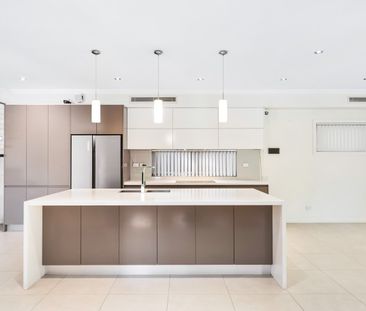 Spacious 5-Bedroom Family Home with Modern Comforts - Photo 4