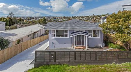 Sunny Spacious Family Home in a Great Location - Photo 5