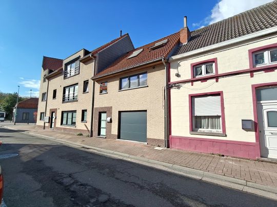 Ruime rijwoning met terras, garage en 2 slaapkamers in Wetteren - Photo 1