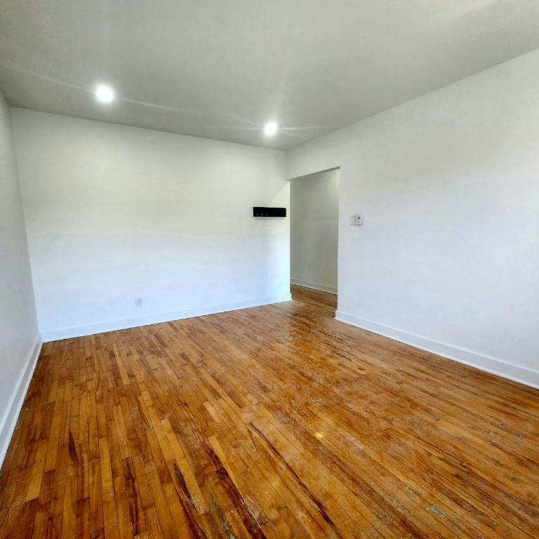 **Because You Deserve Renovated 4 1/2 TOP FLOOR, Ville Emard, Monk ** - Photo 1