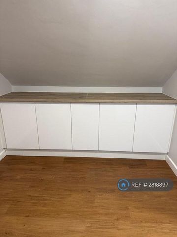 1 bedroom in a flat share to rent - Photo 3