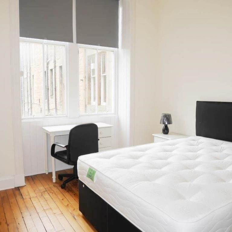 4 bedroom flat to rent - Photo 1