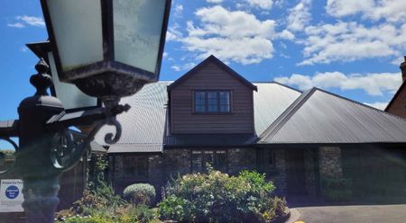 "Ye Olde Worlde" - Photo 3