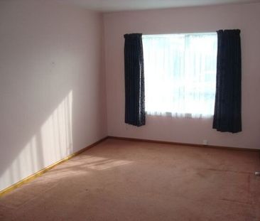 2 BEDROOM SUNNY UNIT, SINGLE GARAGE, HEAT PUMP - Photo 3