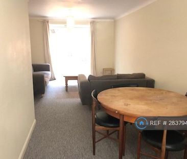 4 bedroom end of terrace house to rent - Photo 1