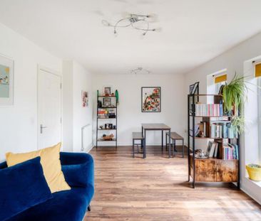 Modern top-floor two-bedroom apartment close to Portishead Marina, ... - Photo 2