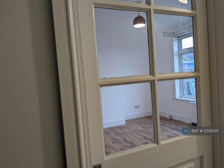 3 bedroom end of terrace house to rent - Photo 3