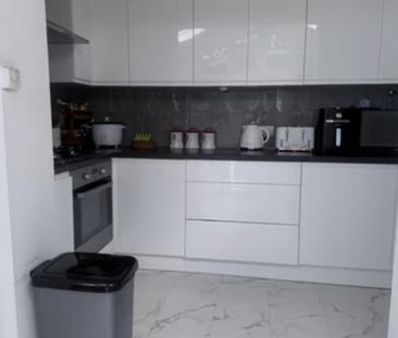 4 bedroom end of terrace house to rent - Photo 5