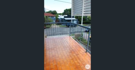 Spacious 2-Bedroom Unit in a Quiet Block of 6 - Photo 4