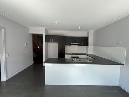 Spendid 3Br Townhouse in Sunshine West! - Photo 5