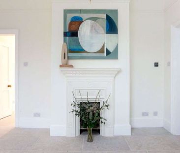 Elegant ground-floor one-bedroom apartment with Cathedral views. - Photo 1