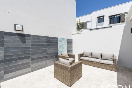 MODERN & STYLISH TOWNHOUSE! - Photo 2