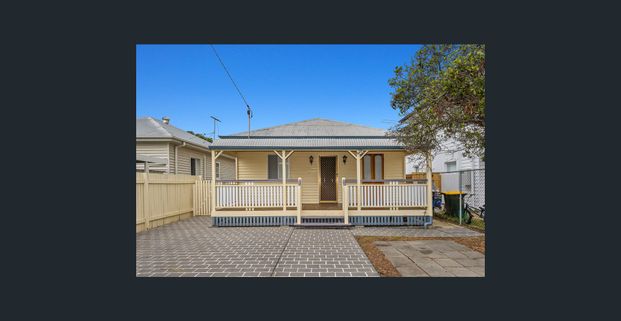 CHARMING THREE BEDROOM COTTAGE - GREAT LOCATION! - Photo 1