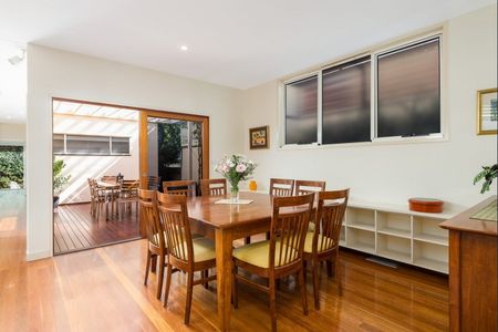Walking to Indooroopilly state school and shopping centre, 5 bedroom with office - Photo 3