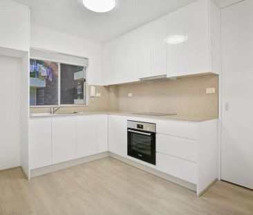 Renovated, Spacious and Sun-Drenched One Bedroom Apartment , Conven... - Photo 1