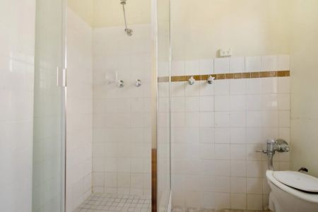 Spacious and bright studio apartment in excellent location - Photo 3