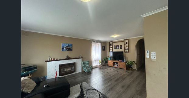 3-Bedroom Family Home in a Quiet, Convenient Location !!! - Photo 1