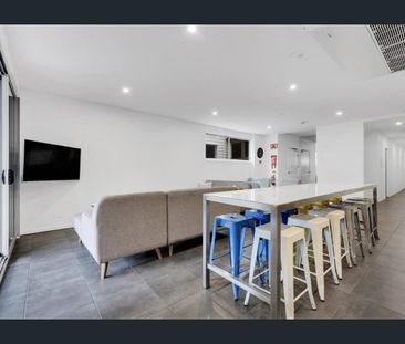 Spacious Room with Private Ensuite & Balcony – Fully Furnished - Photo 6