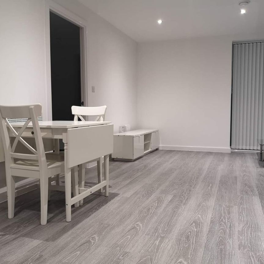 1 Bed Flat, Woden Street, M5 - Photo 1