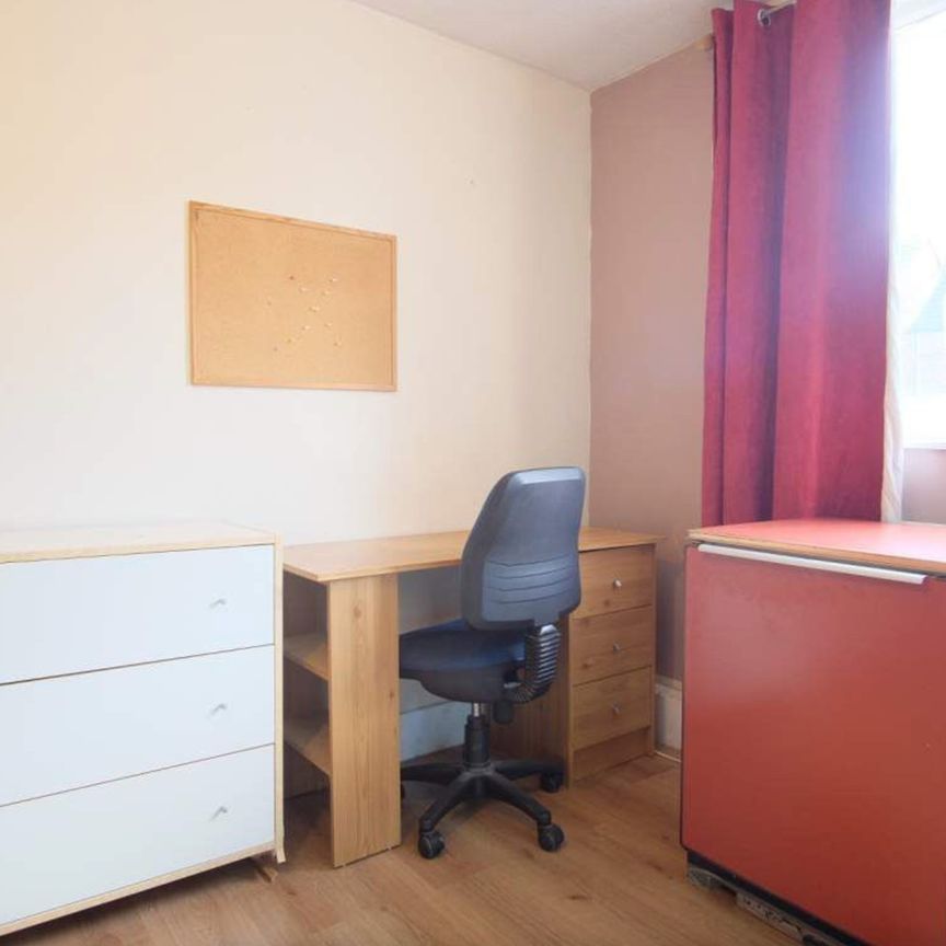 Room in a Shared House, Mcdermott Close, SW11 - Photo 1