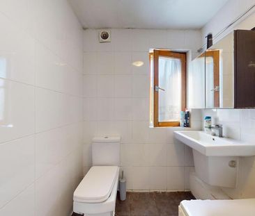 2 bedroom ground floor flat to rent - Photo 2