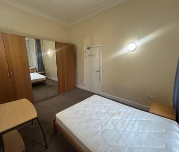 4 bedroom flat to rent - Photo 4