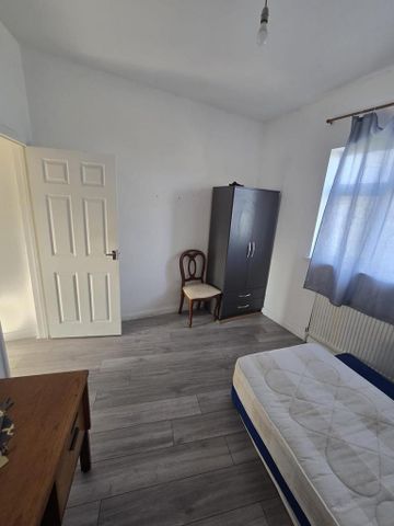 2 bedroom end of terrace house to rent - Photo 2