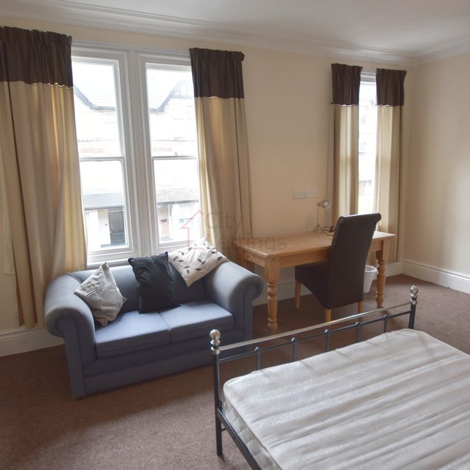 5 Bedroom Mid Terraced House - Photo 1