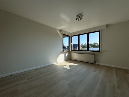 Gerenoveerd ruim appartement met tuin en garage gelegen in de wijk “Het Westveld”. - Photo 2