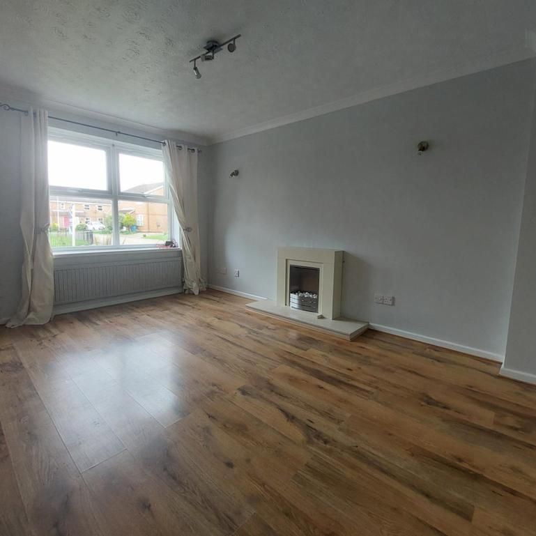 3 bedroom semi-detached house to rent - Photo 1