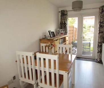 2 bedroom mews to rent - Photo 2