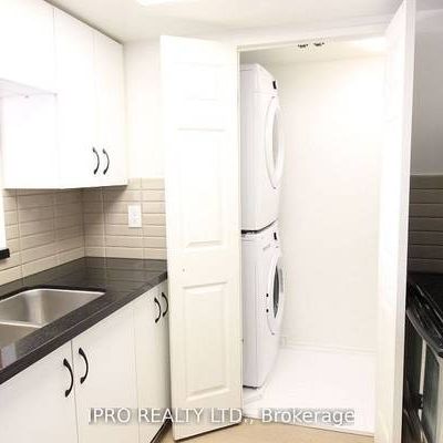 Hurontario & Burnhamthorpe Bright + Spacious 2Bdrm Modern Finishes - Photo 3