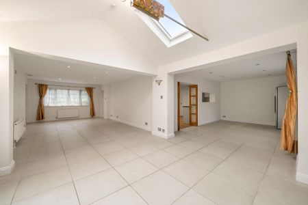 5 bedroom detached bungalow to rent - Photo 2