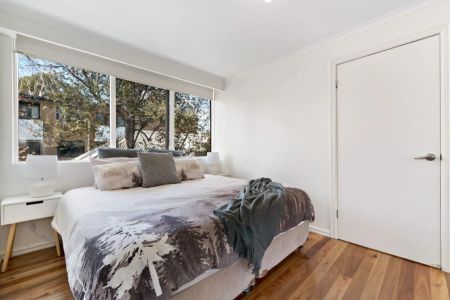 Townhouse in a rare quiet pocket of Richmond! - Photo 3