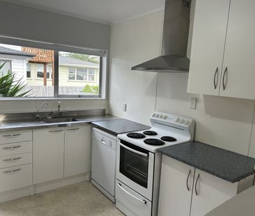 TE ATATU PENINSULA - Harbour view 3 bedroom - Photo 6