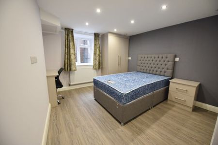 3 bedroom Flat in Flat 2, Leeds - Photo 5