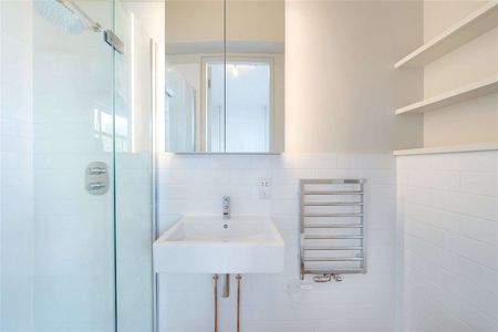 A lovely and bright two bedroom two bathroom flat in a converted warehouse development. - Photo 3